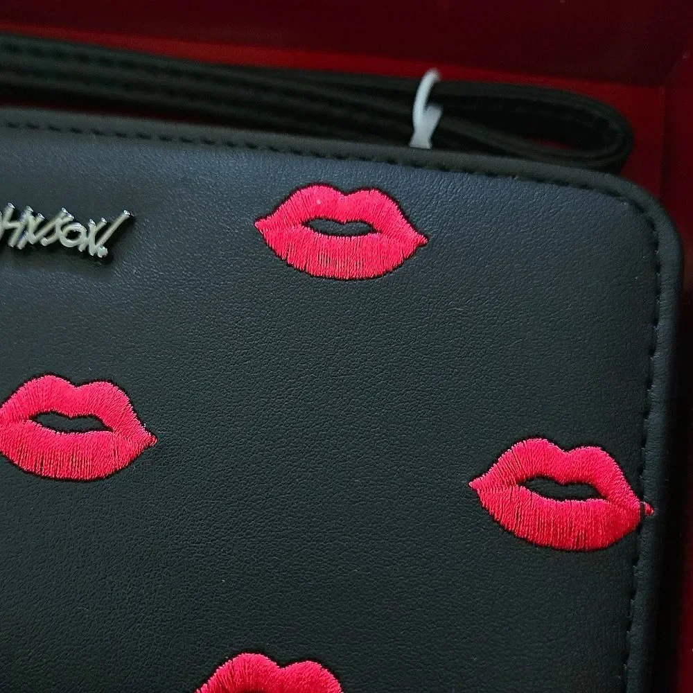Betsey Johnson Embroidered🪡 Red Lips💋 Zip Around Wristlet - NIB